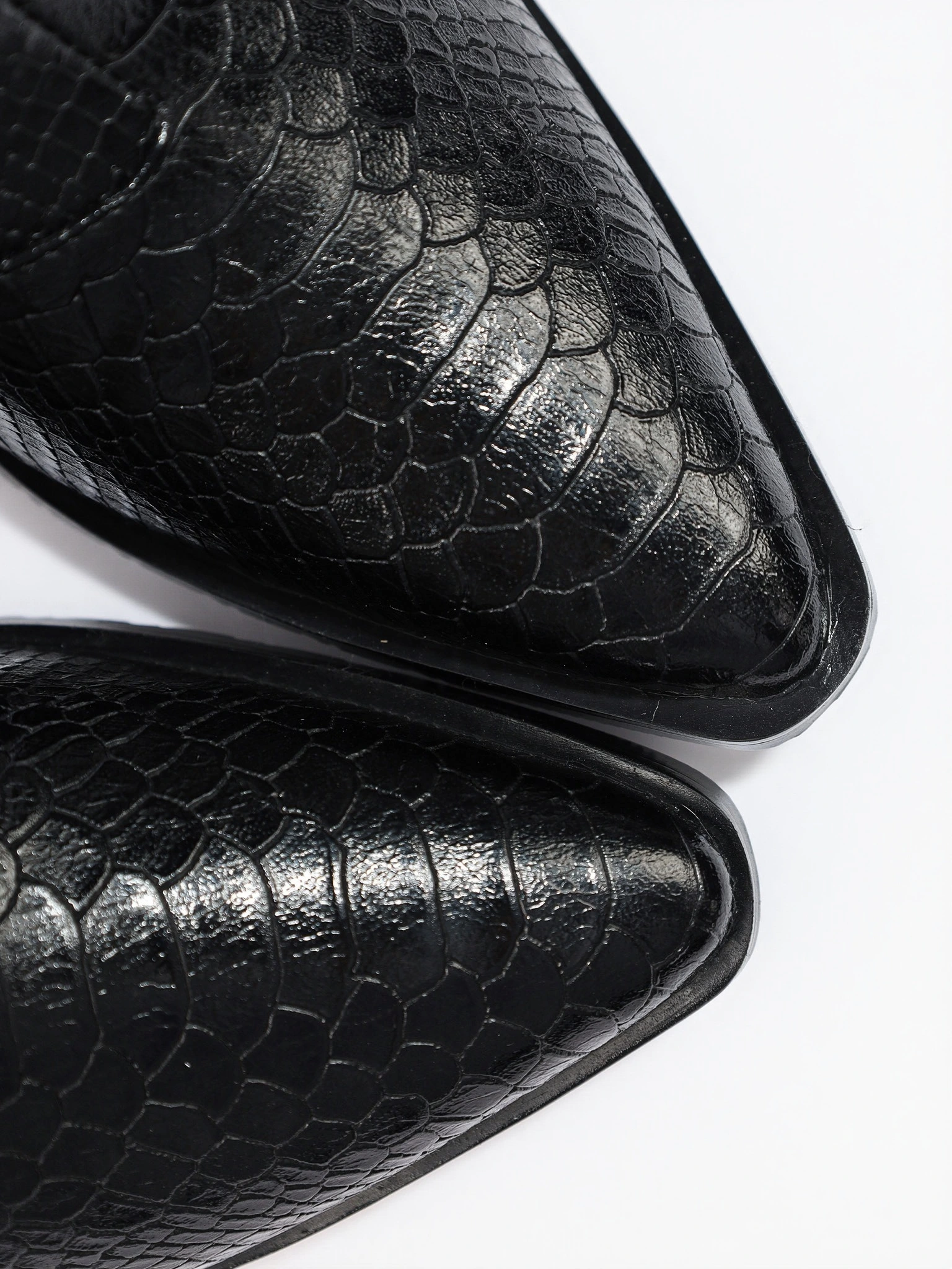 Ботильоны черного цвета из натуральной кожи под рептилию